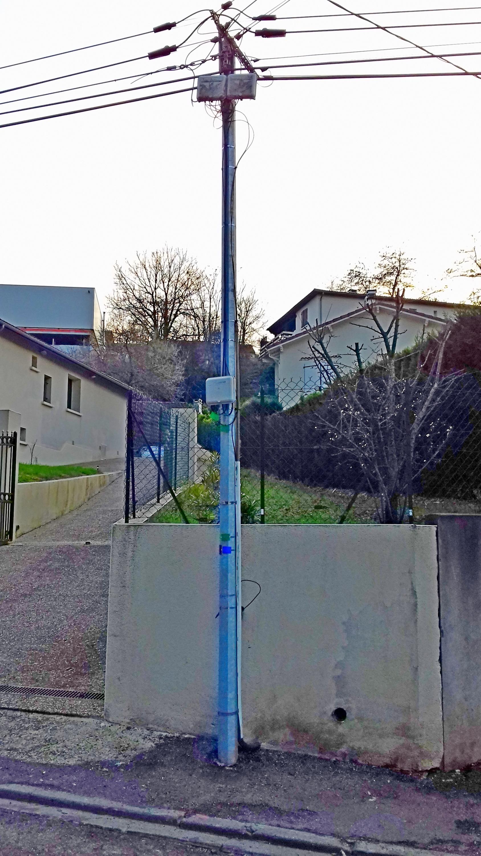 Exemple de desserte aérienne en zone pavillonnaire : au sommet, les points de concentration (PC) cuivre, et à 2,5 m du sol, le point de branchement optique (PBO).