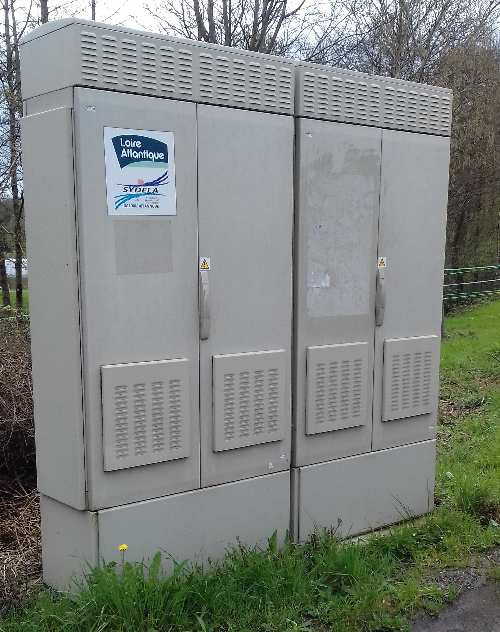 Une armoire de montée en débit PRM