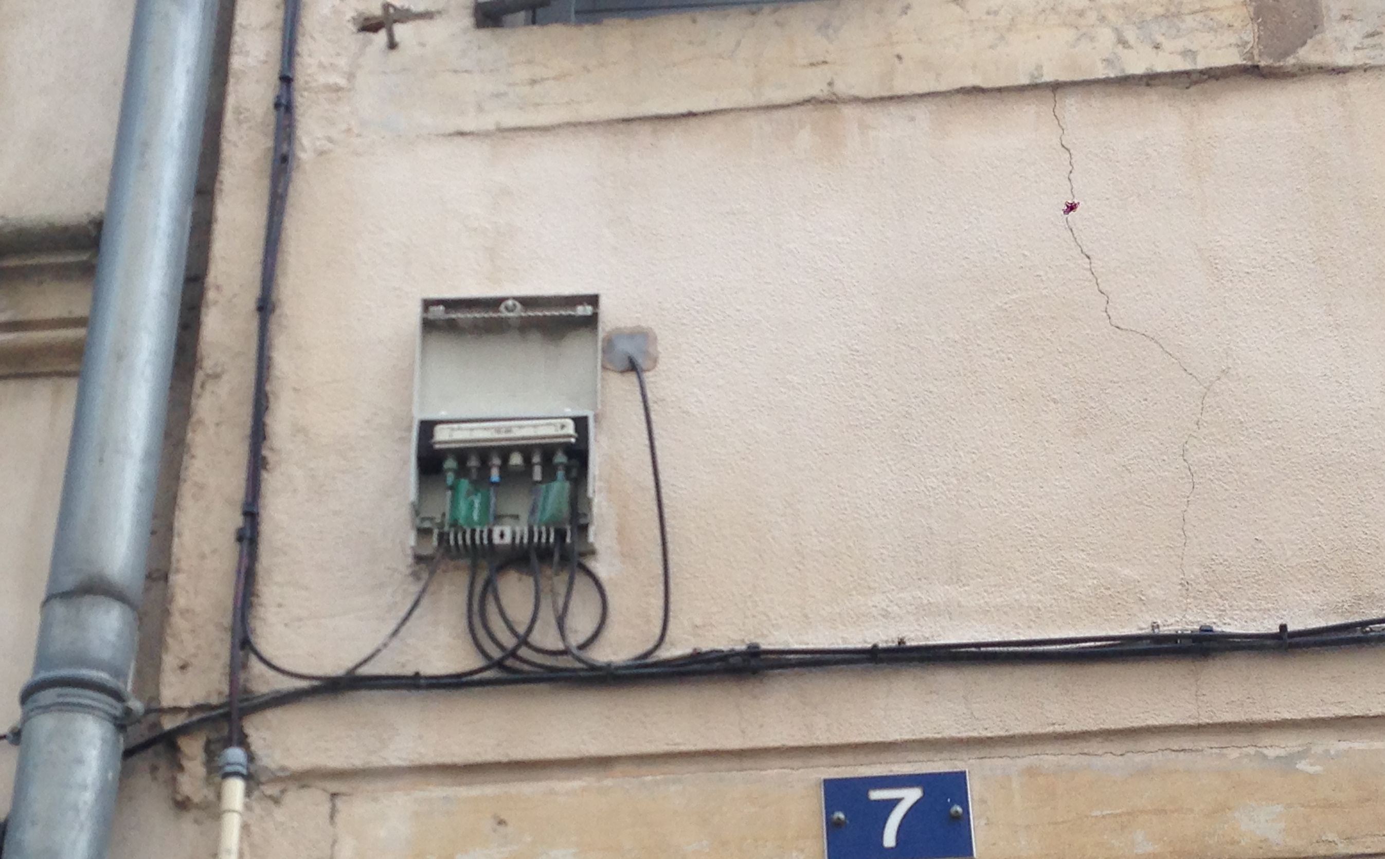 Exemple de desserte en façade du réseau câblé, à Nancy