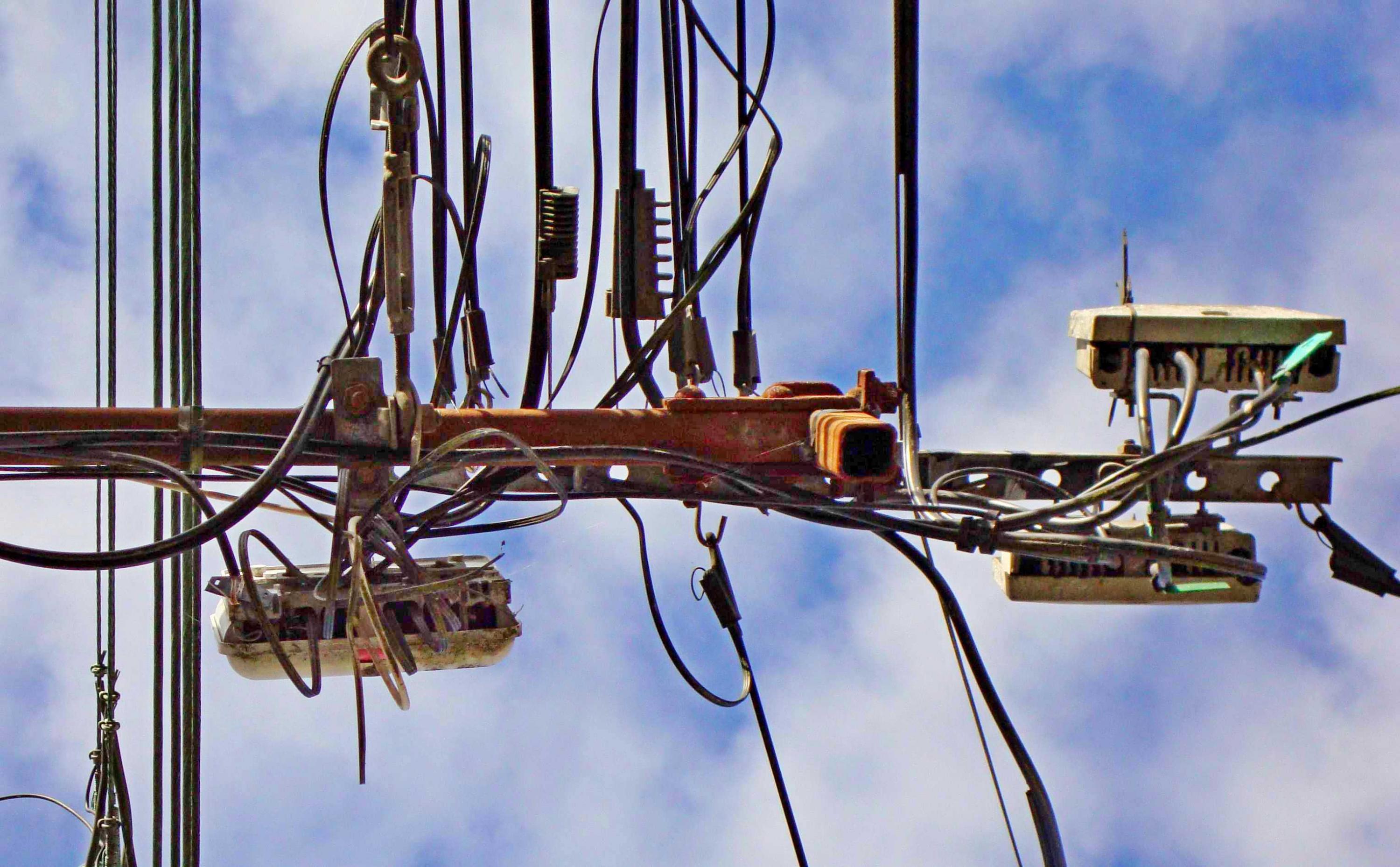 Exemple de potence sur immeuble urbain, à Nantes : à gauche un point de concentration du réseau téléphonique (PC) d'Orange, à droite deux boitiers du réseau câblé
