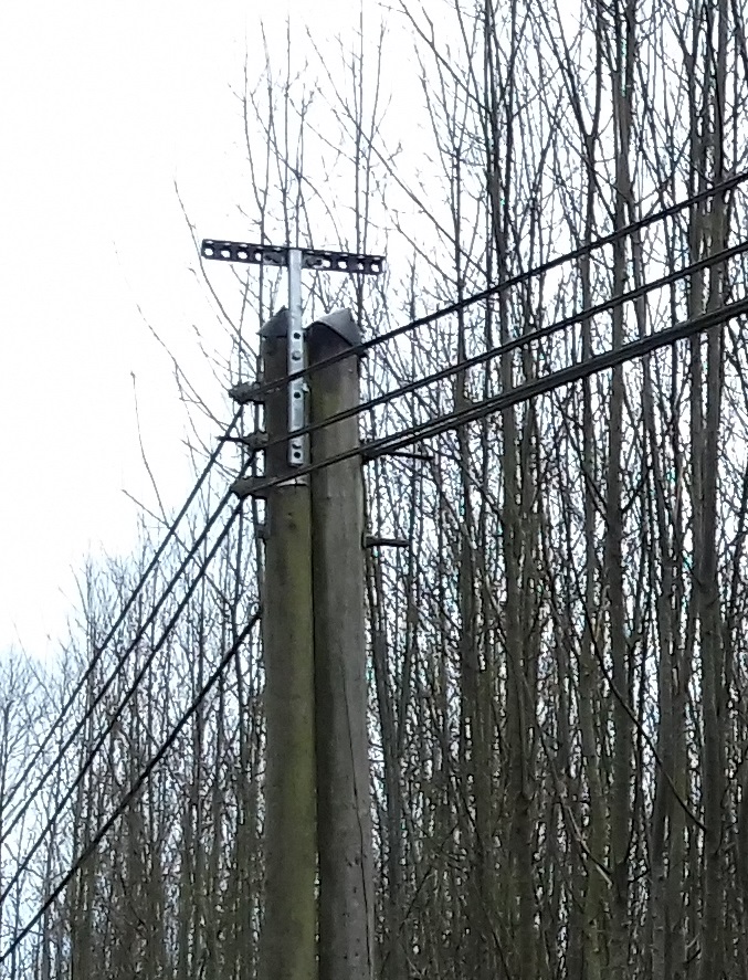 Armement au faîte d'un poteau pour accueillir la fibre