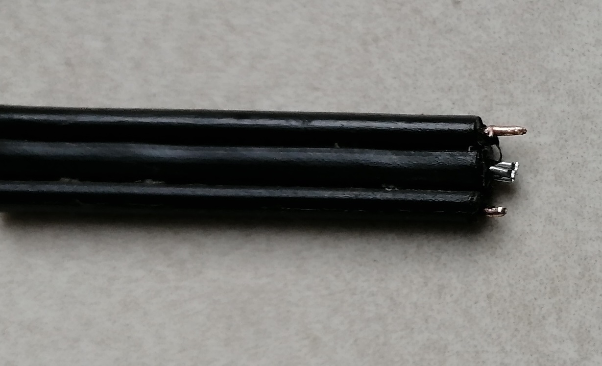 Câble d'une paire de cuivre à plat de raccordement d'abonné avec une âme en acier au centre.